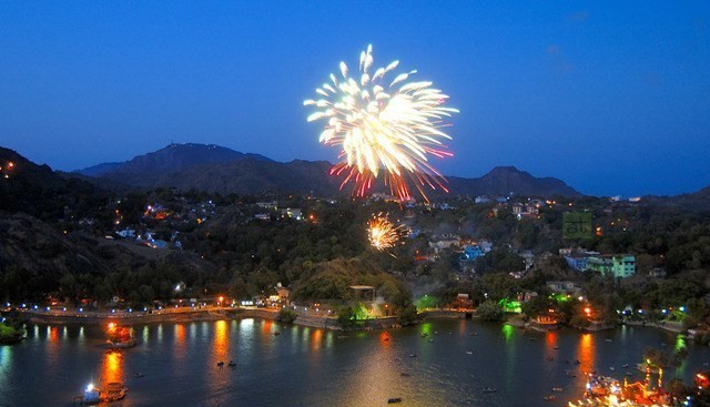 savaari-nakki-lake-fireworks